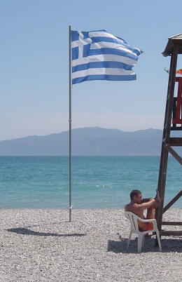 Die griechische Flagge am Strand