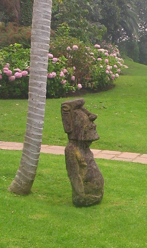 http://upload.wikimedia.org/wikipedia/commons/d/d2/Moai_en_Vi%C3%B1a.JPG