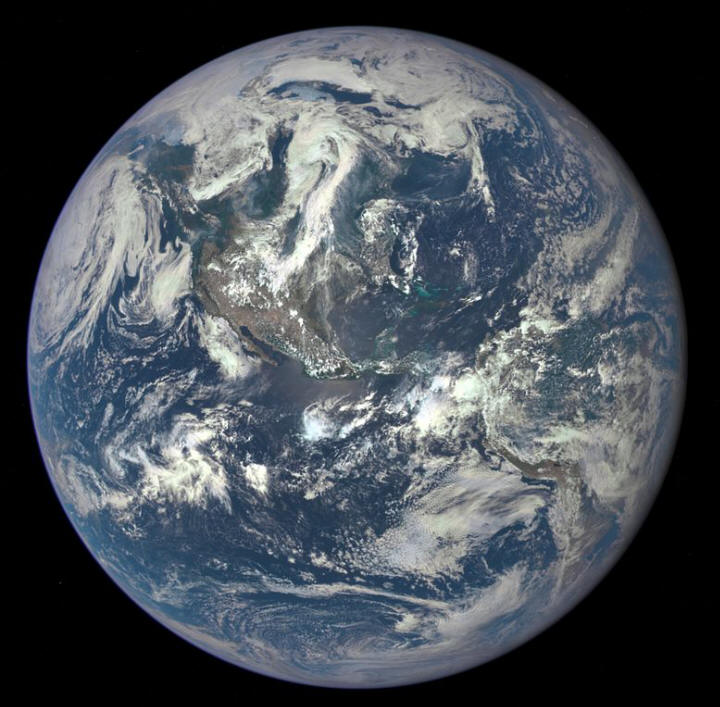 https://upload.wikimedia.org/wikipedia/commons/thumb/e/ec/Earth-DSCOVR-20150706-IFV.jpg/782px-Earth-DSCOVR-20150706-IFV.jpg