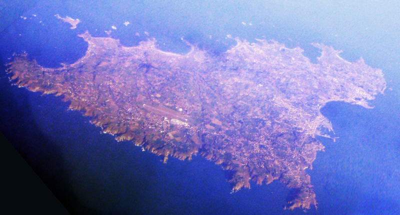 Luftaufnahme von Guernsey aus 10 km Höhe