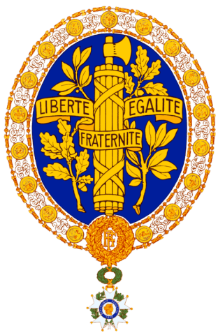 https://upload.wikimedia.org/wikipedia/commons/thumb/d/d0/Coat_of_arms_of_France_%28UN_variant%29.png/500px-Coat_of_arms_of_France_%28UN_variant%29.png